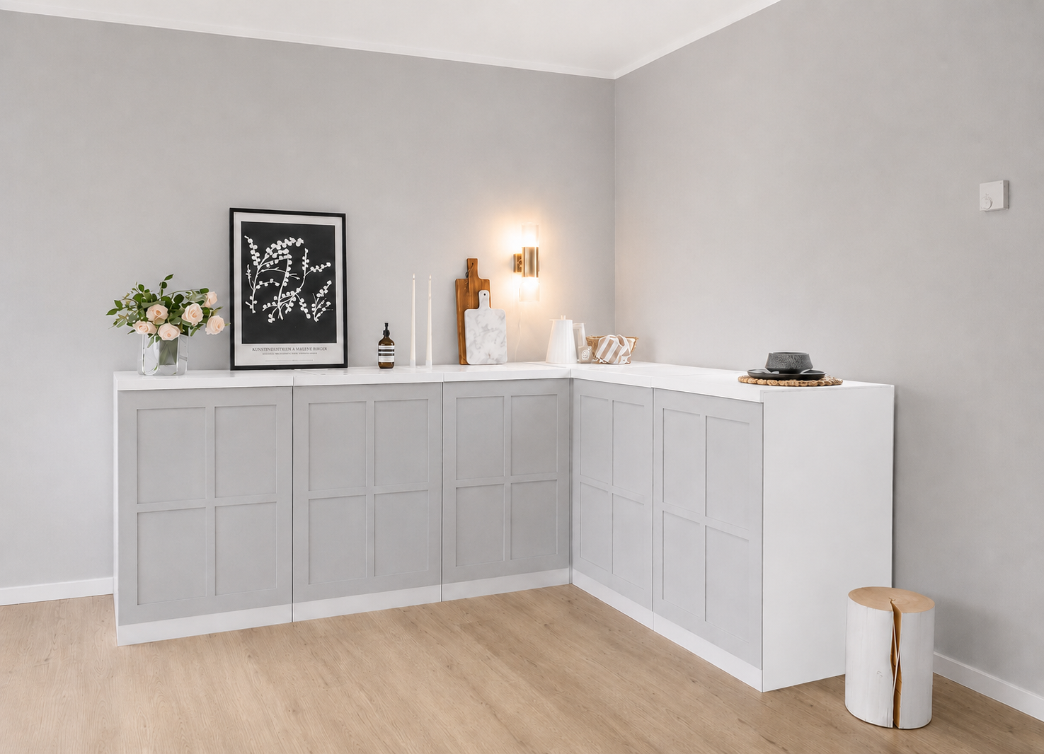 Pappküche 240 × 180 cm in L-Form in Hellgrau für Home Staging