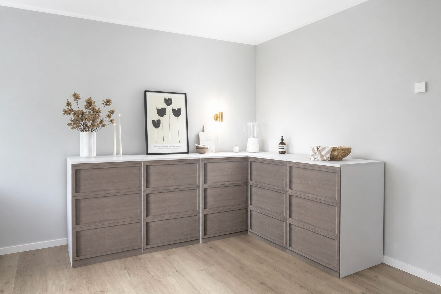 Pappküche 240 × 180 cm in L-Form in Holzoptik für Home Staging