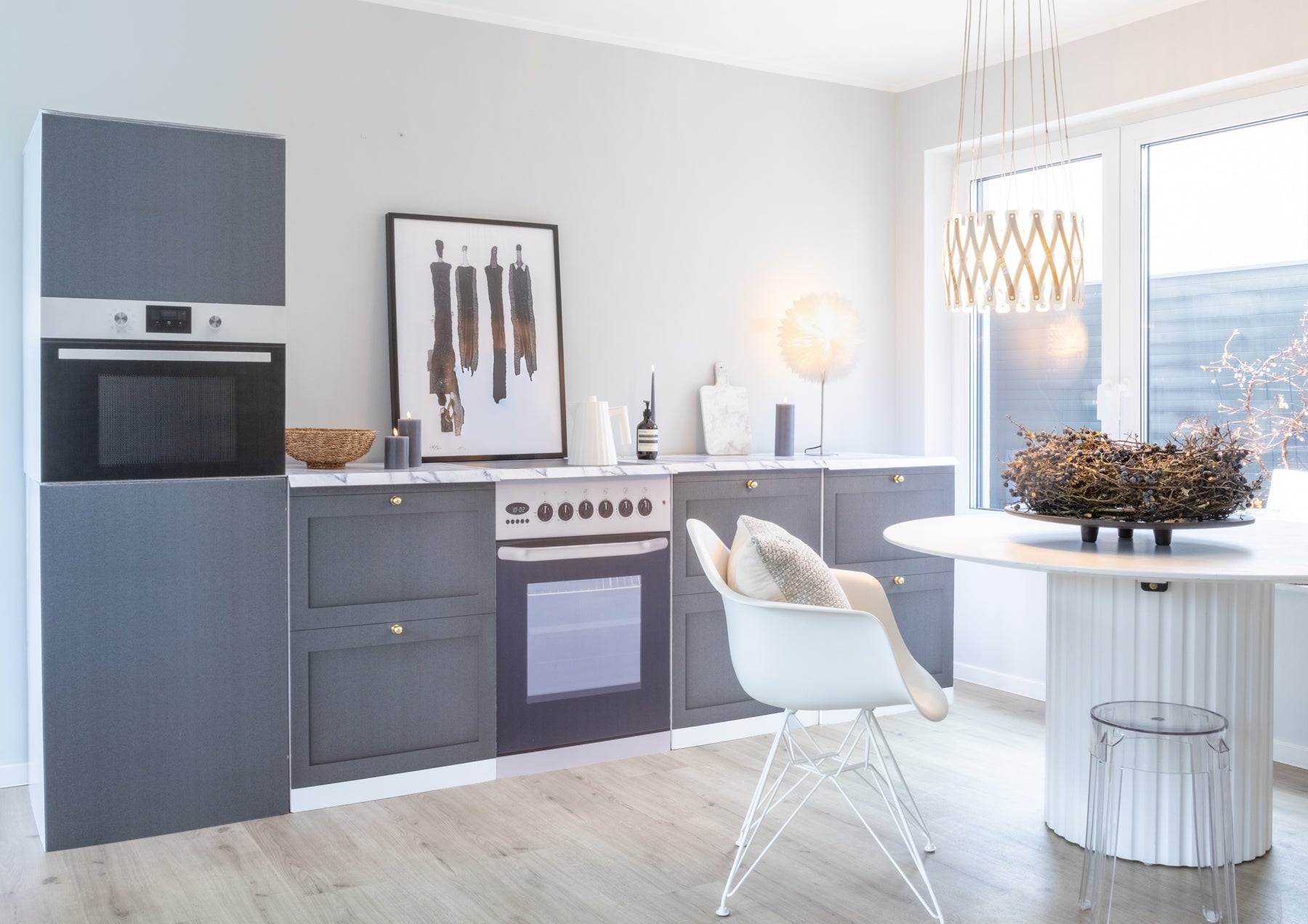 Küchenattrappe LEEVI Anthrazit – Anwendungsbeispiel im Home Staging