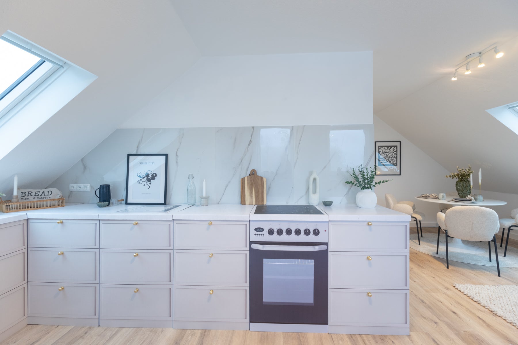 Küchenattrappe AIK Beige – Anwendungsbeispiel im Home Staging