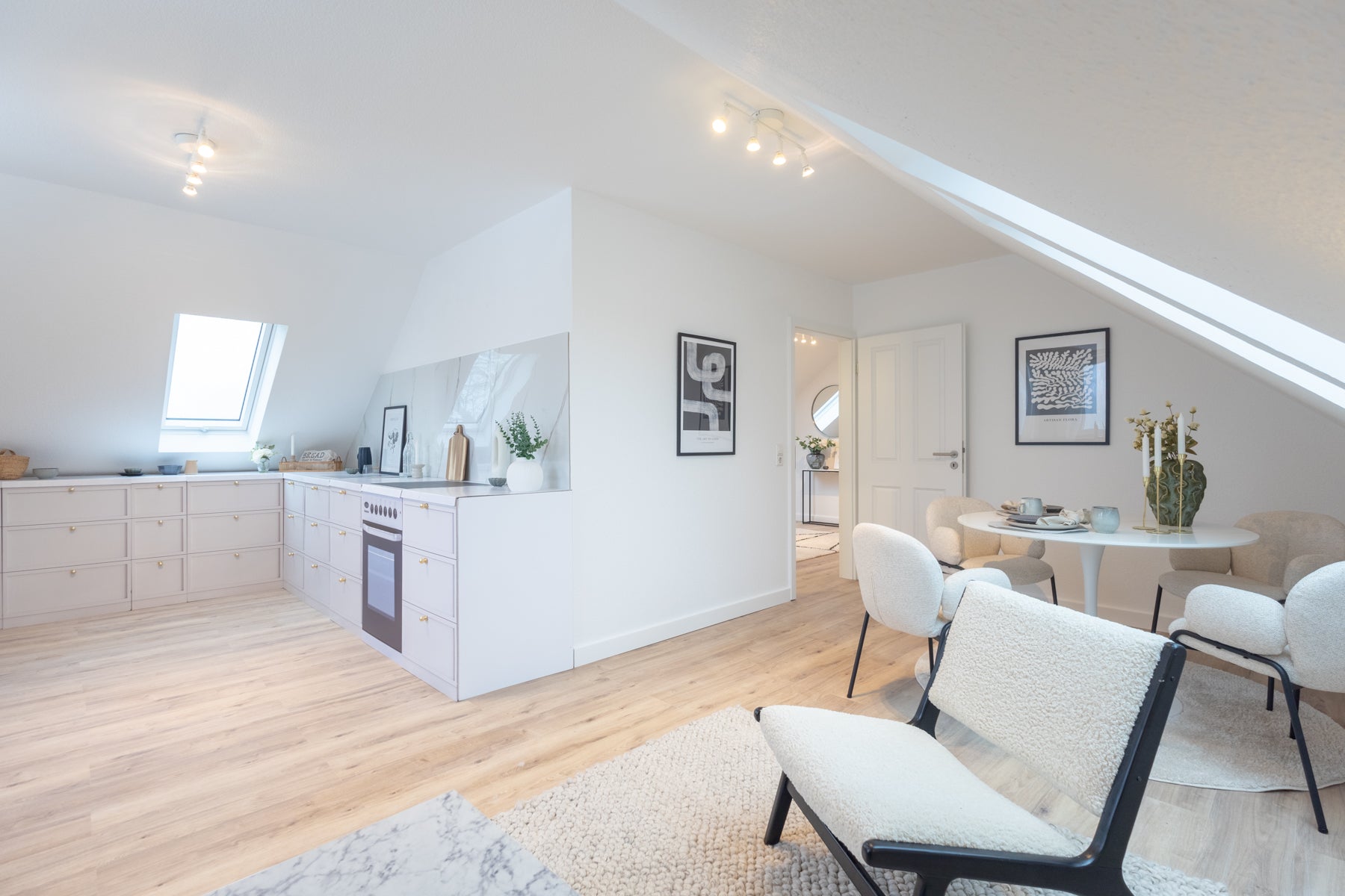 Küchenattrappe AIK Beige – Anwendungsbeispiel im Home Staging