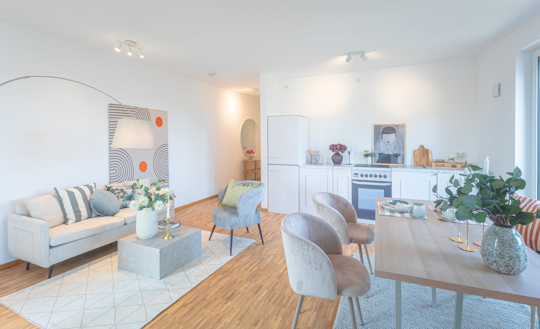 Küchenattrappe ENNA Schneeweiß – Anwendungsbeispiel im Home Staging