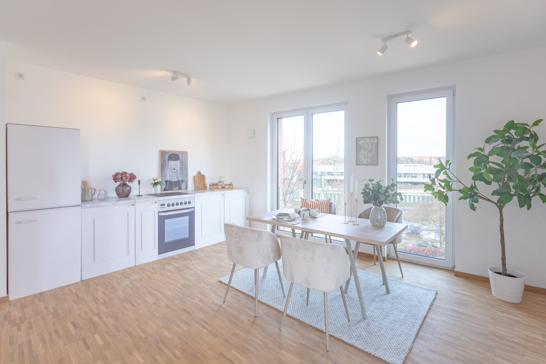 Küchenattrappe ENNA Schneeweiß – Anwendungsbeispiel im Home Staging