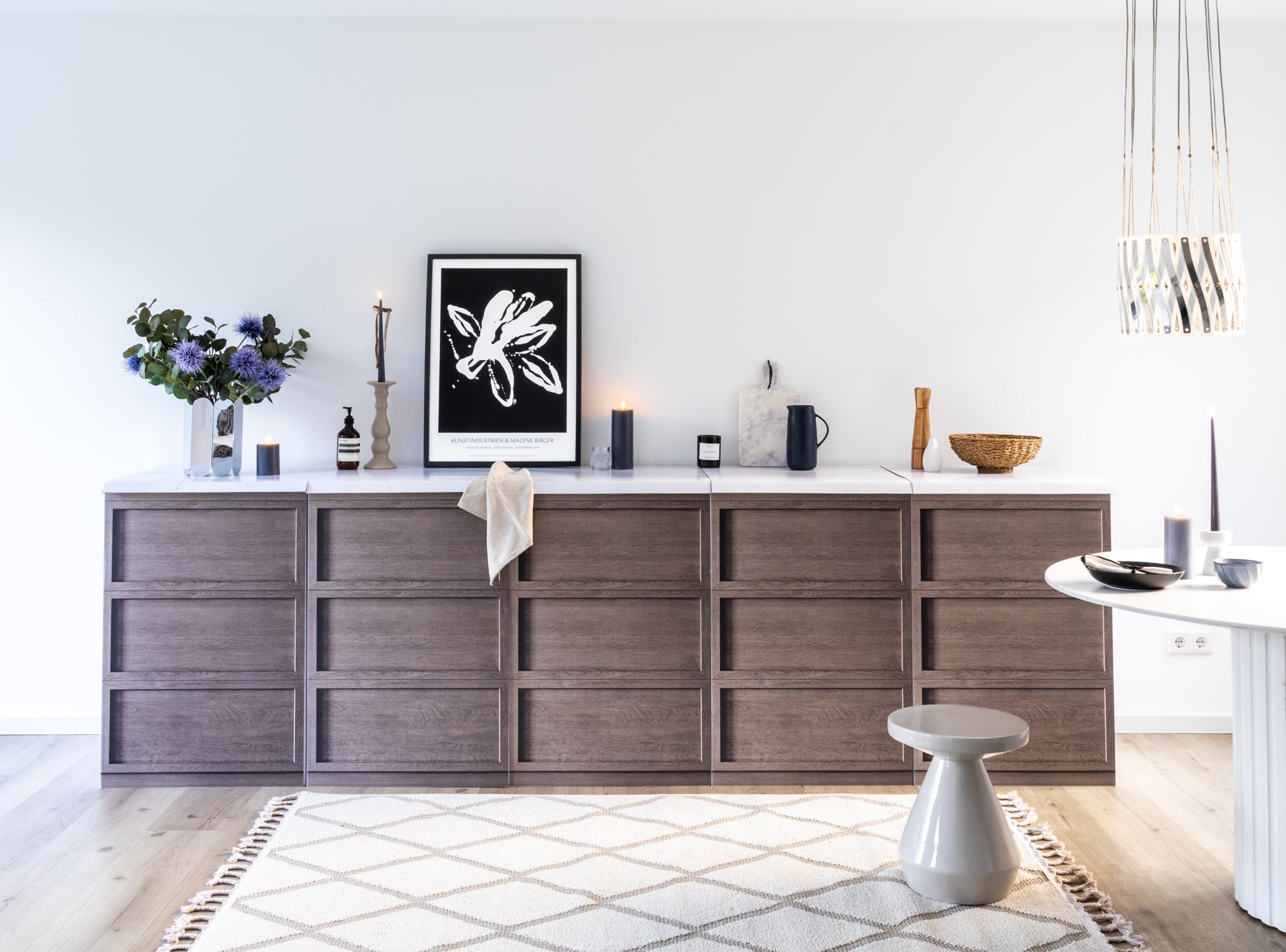Küchenattrappe KARLSSON Holzoptik – Anwendungsbeispiel im Home Staging