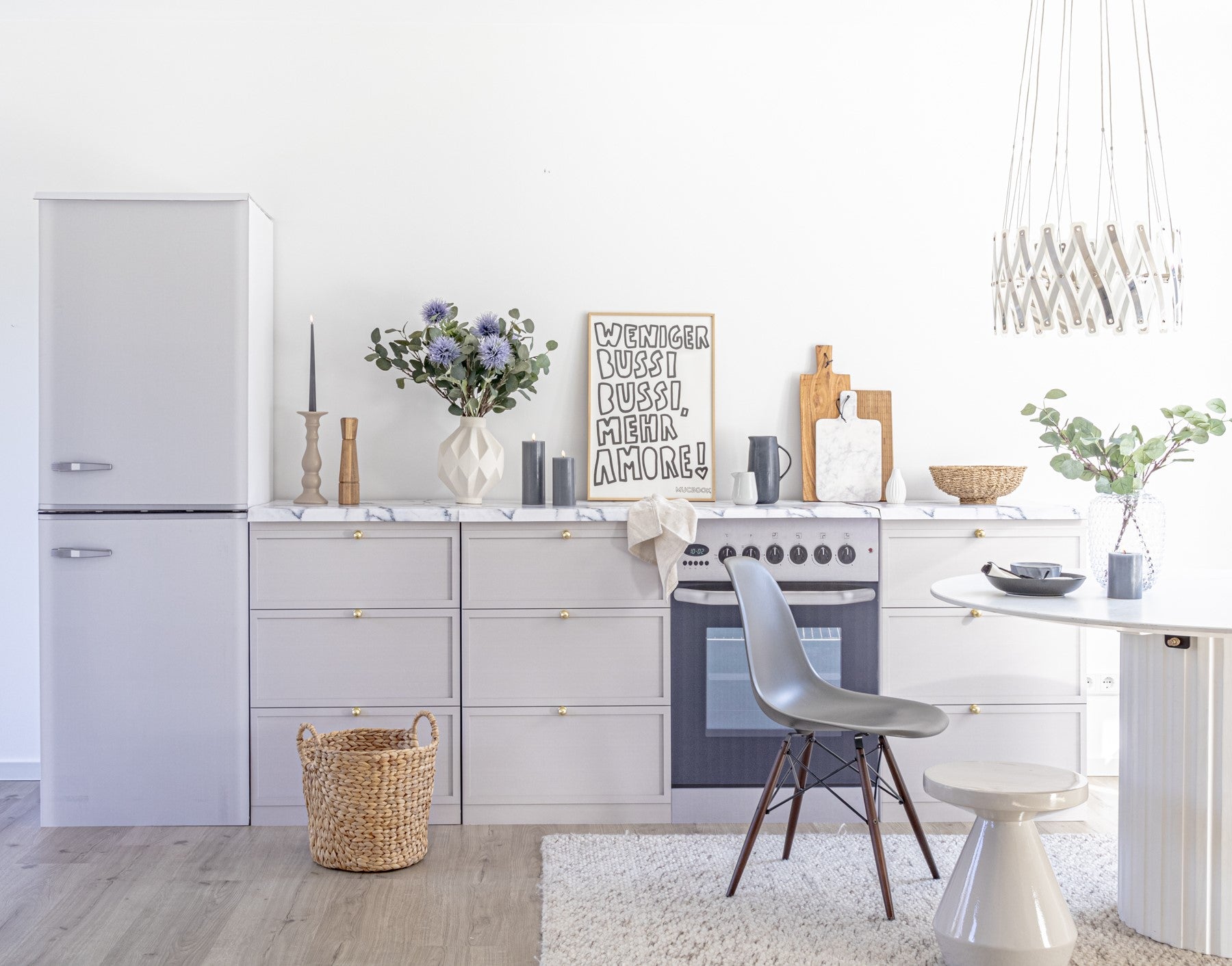 Kühlschrank-Attrappe FREEZEBERT für Home Staging Pappküchen