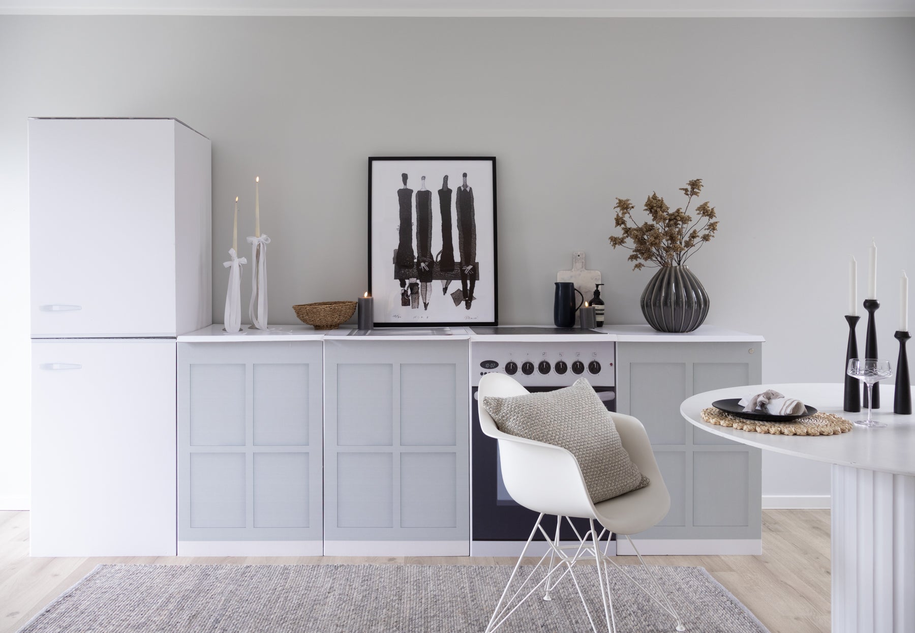 Kühlschrank-Attrappe FREEZEBERT für Home Staging Pappküchen
