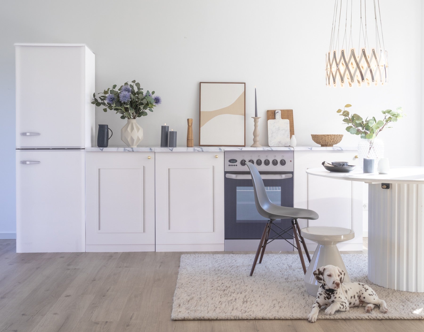 Kühlschrank-Attrappe FREEZEBERT für Home Staging Pappküchen