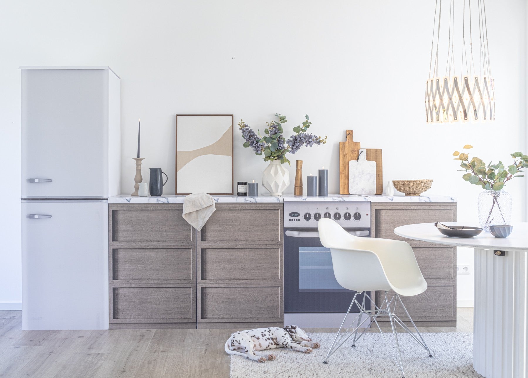 Kühlschrank-Attrappe FREEZEBERT für Home Staging Pappküchen