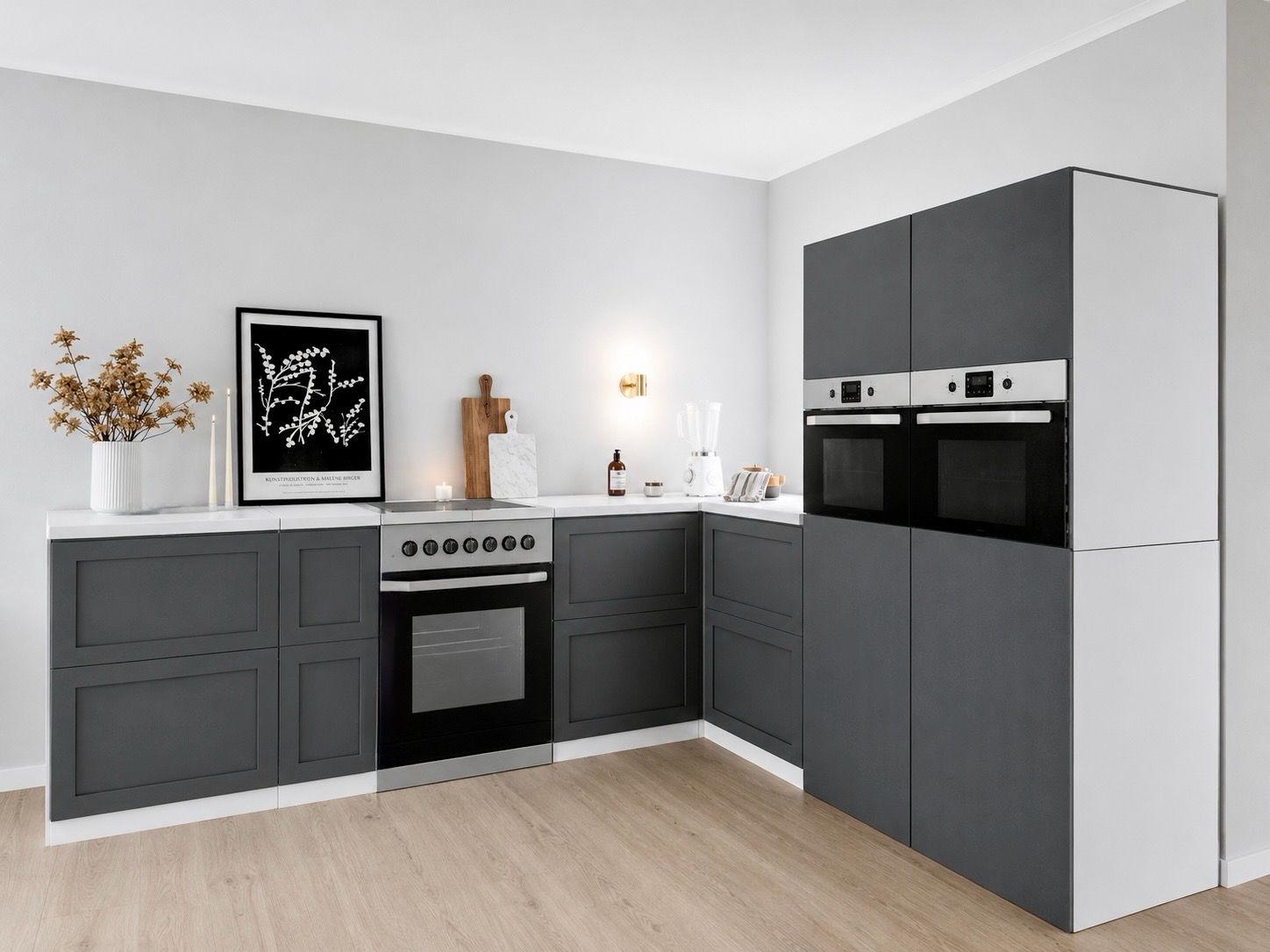 Pappküche 270 × 240 cm mit zwei Hochschränken in Anthrazit für Home Staging