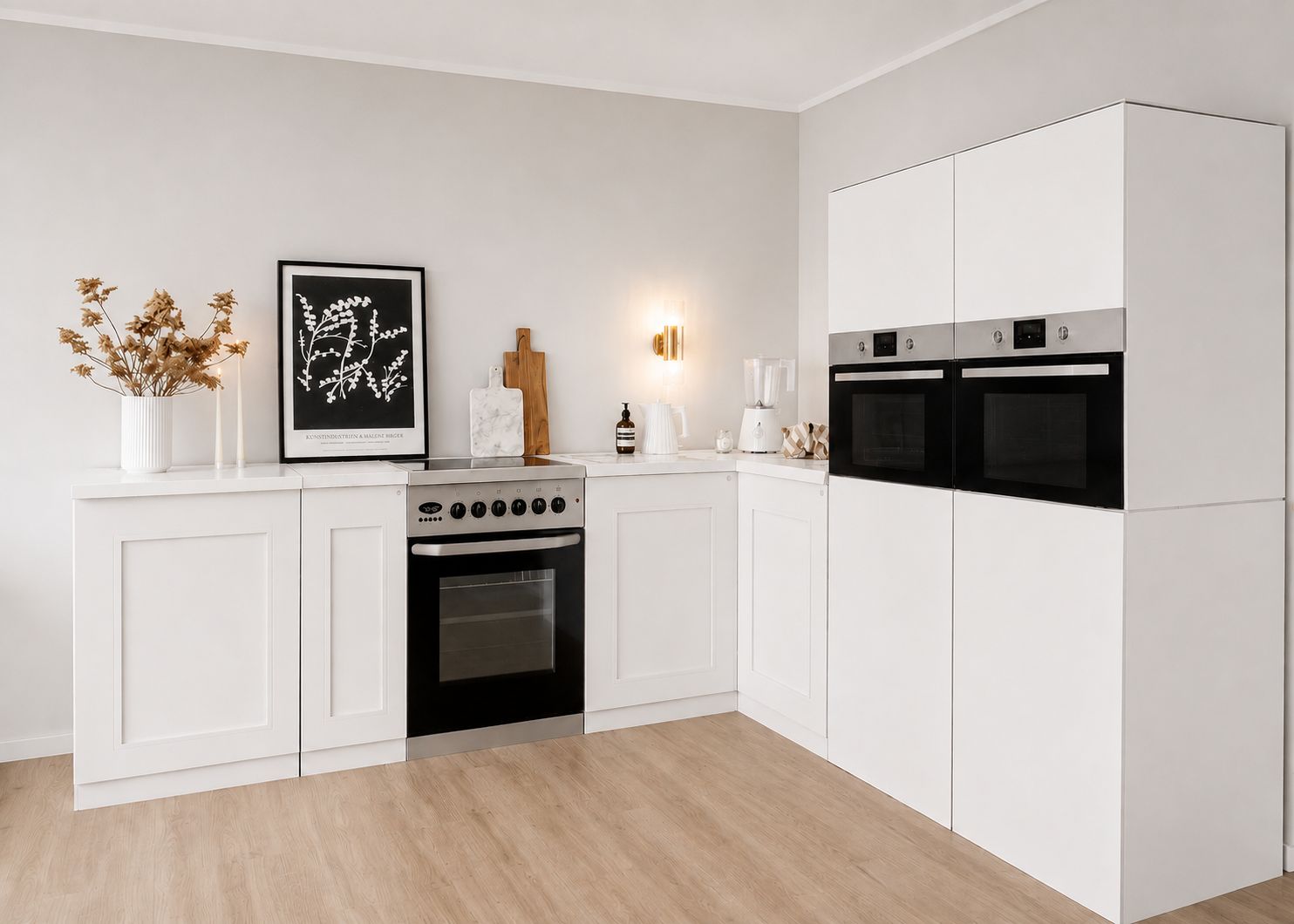 Pappküche 270 × 240 cm mit zwei Hochschränken in Schneeweiß für Home Staging