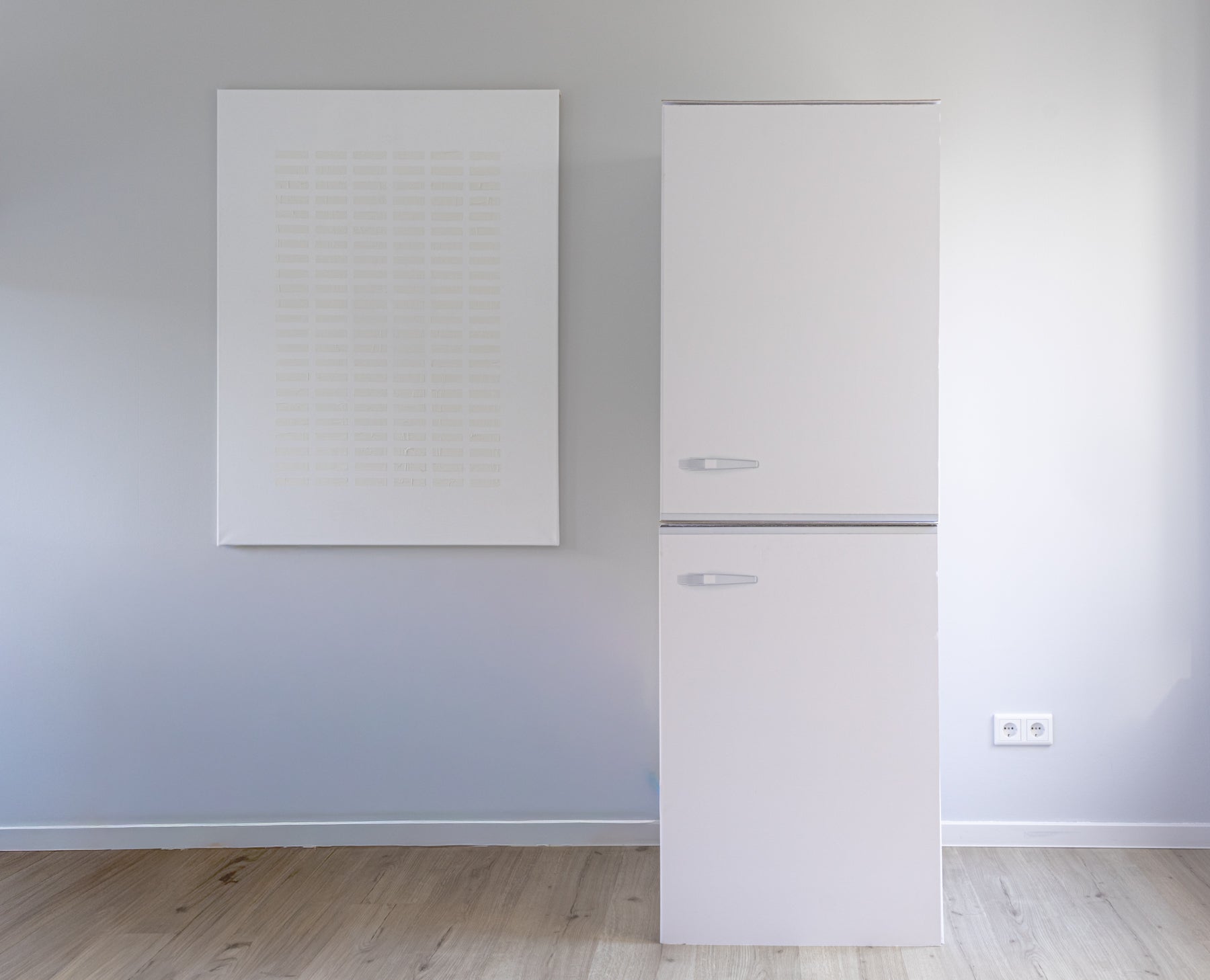 Kühlschrank-Attrappe FREEZEBERT für Home Staging Pappküchen