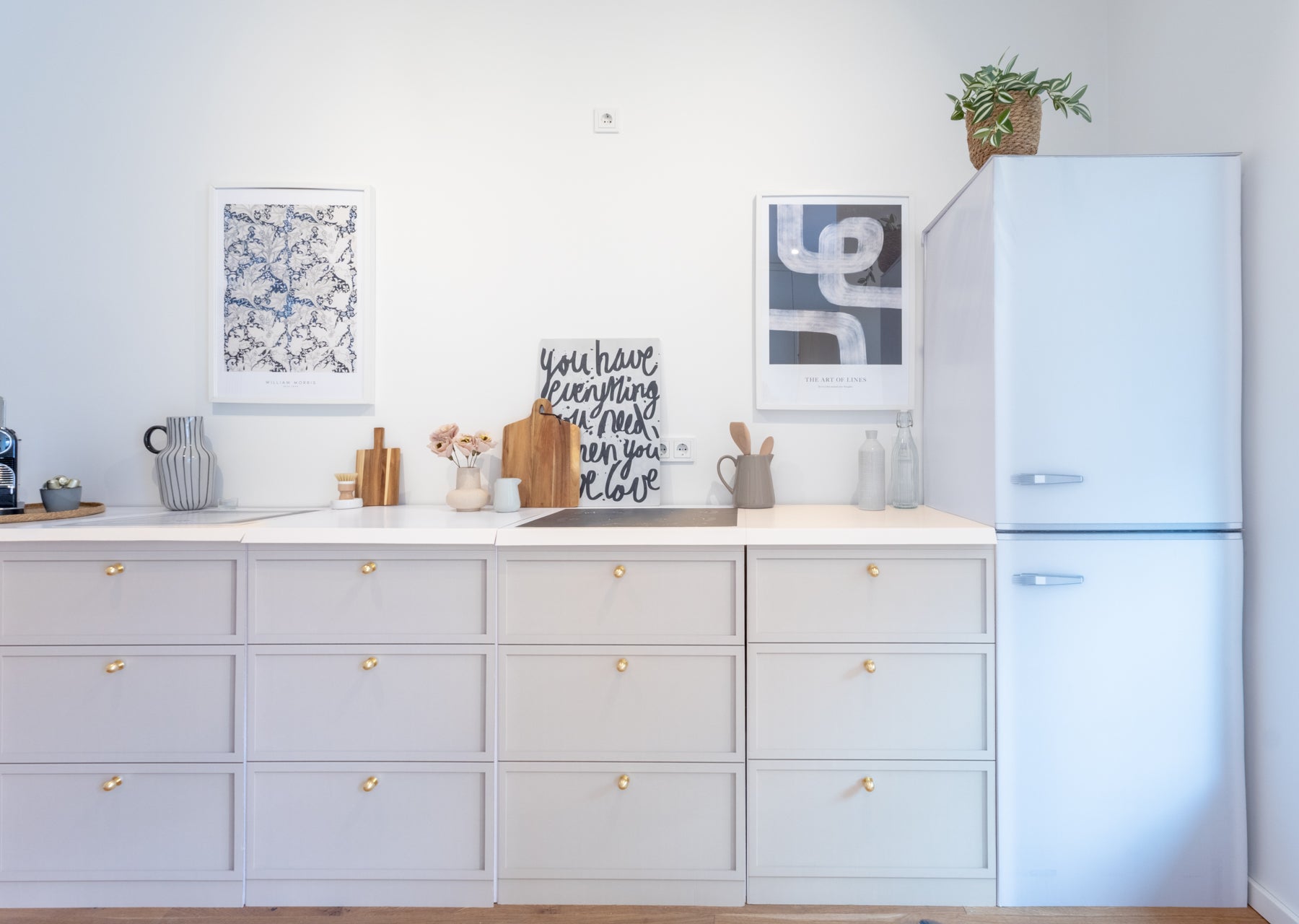 Kühlschrank-Attrappe FREEZEBERT für Home Staging Pappküchen