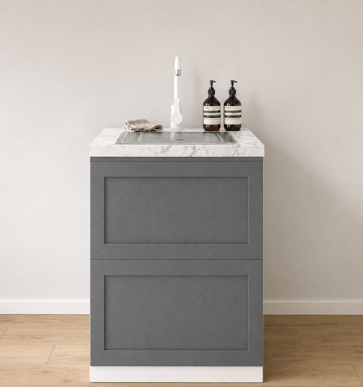 Küchenmodul mit Spülbecken-Attrappe und Armatur für Home Staging