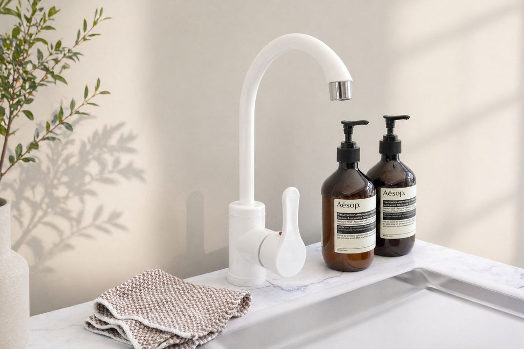 Küchenmodul mit Spülbecken-Attrappe und Armatur für Home Staging