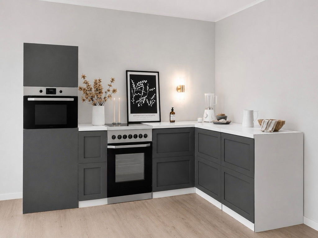 Pappküche 270 × 180 cm mit Hochschrank und Herd – Anwendungsbeispiel im Home Staging