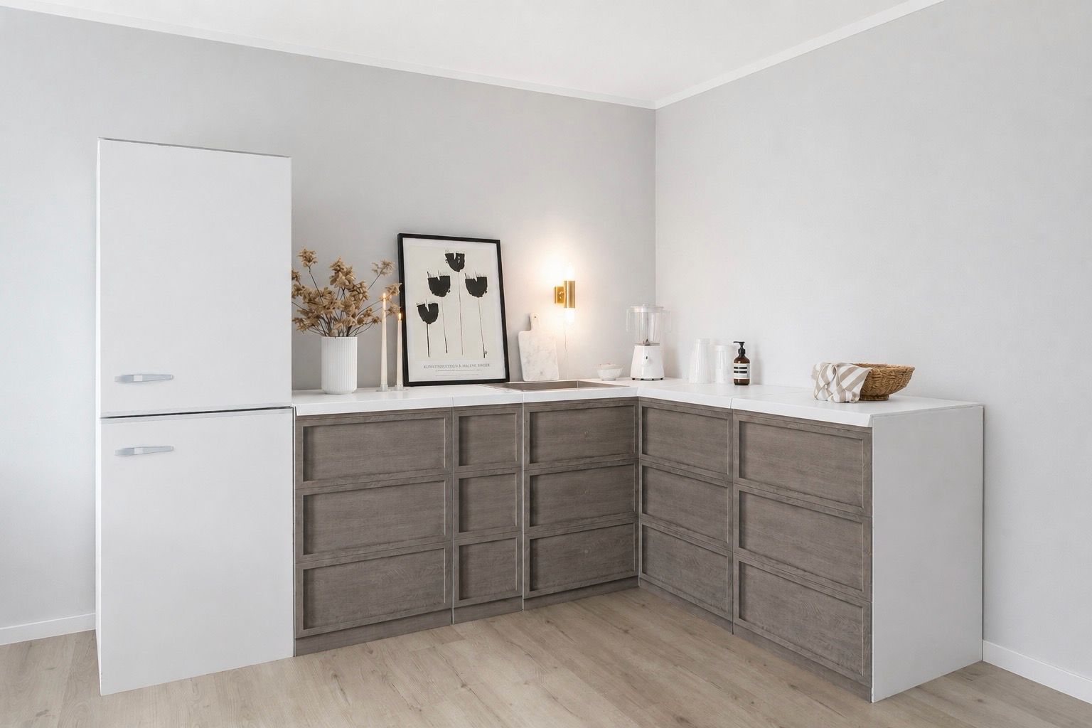 Pappküche 270 × 180 cm mit Kühlschrank – Anwendungsbeispiel im Home Staging