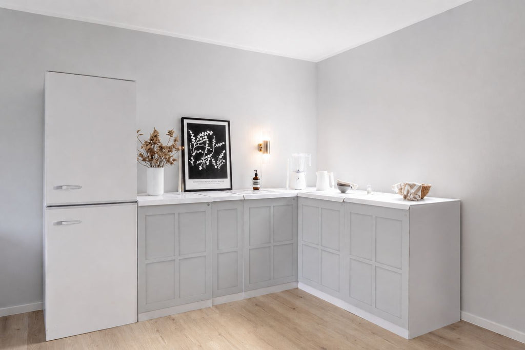 Pappküche 270 × 180 cm mit Kühlschrank – Anwendungsbeispiel im Home Staging