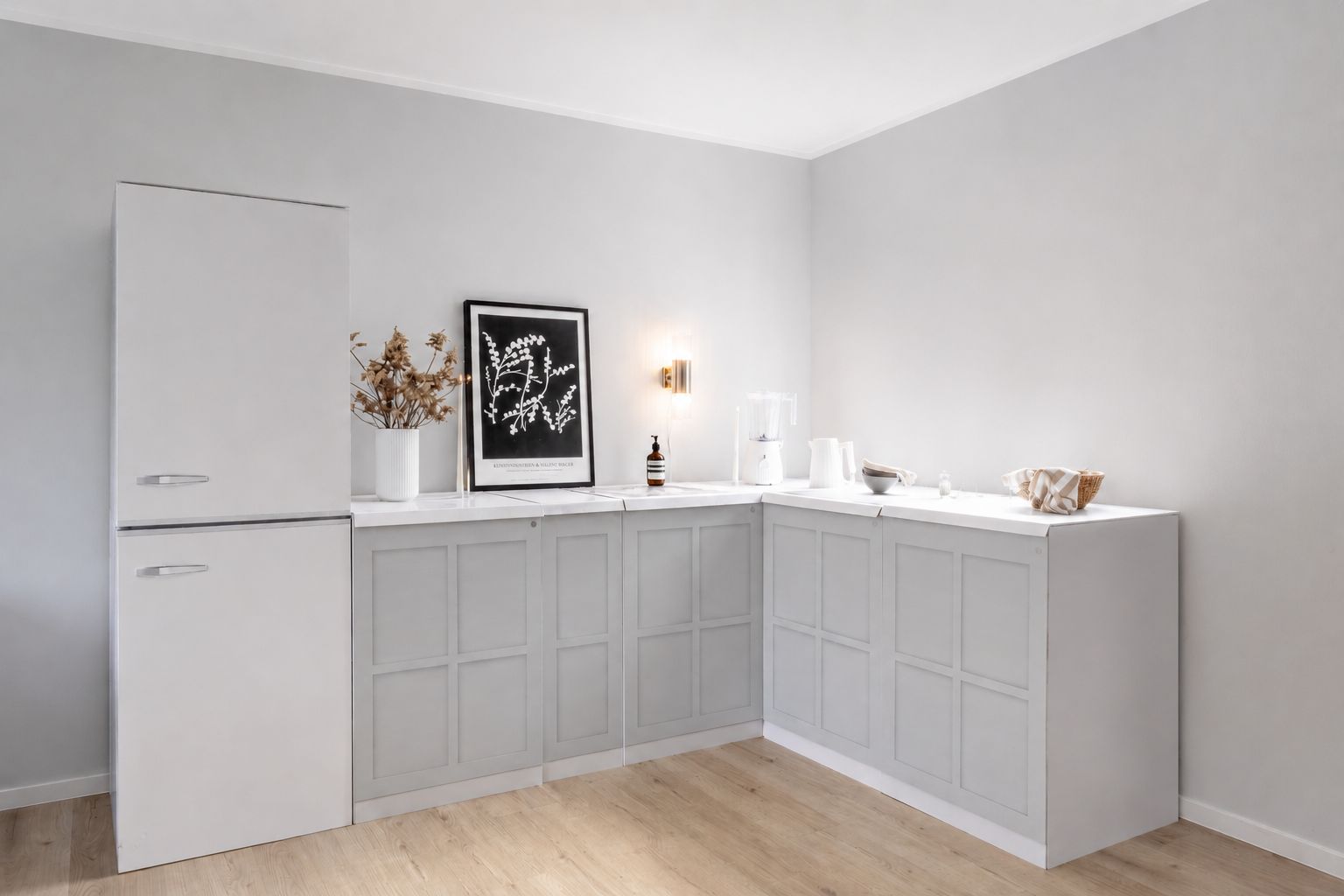Pappküche 270 × 180 cm mit Kühlschrank – Anwendungsbeispiel im Home Staging